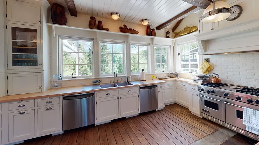 Real estate interior photograph